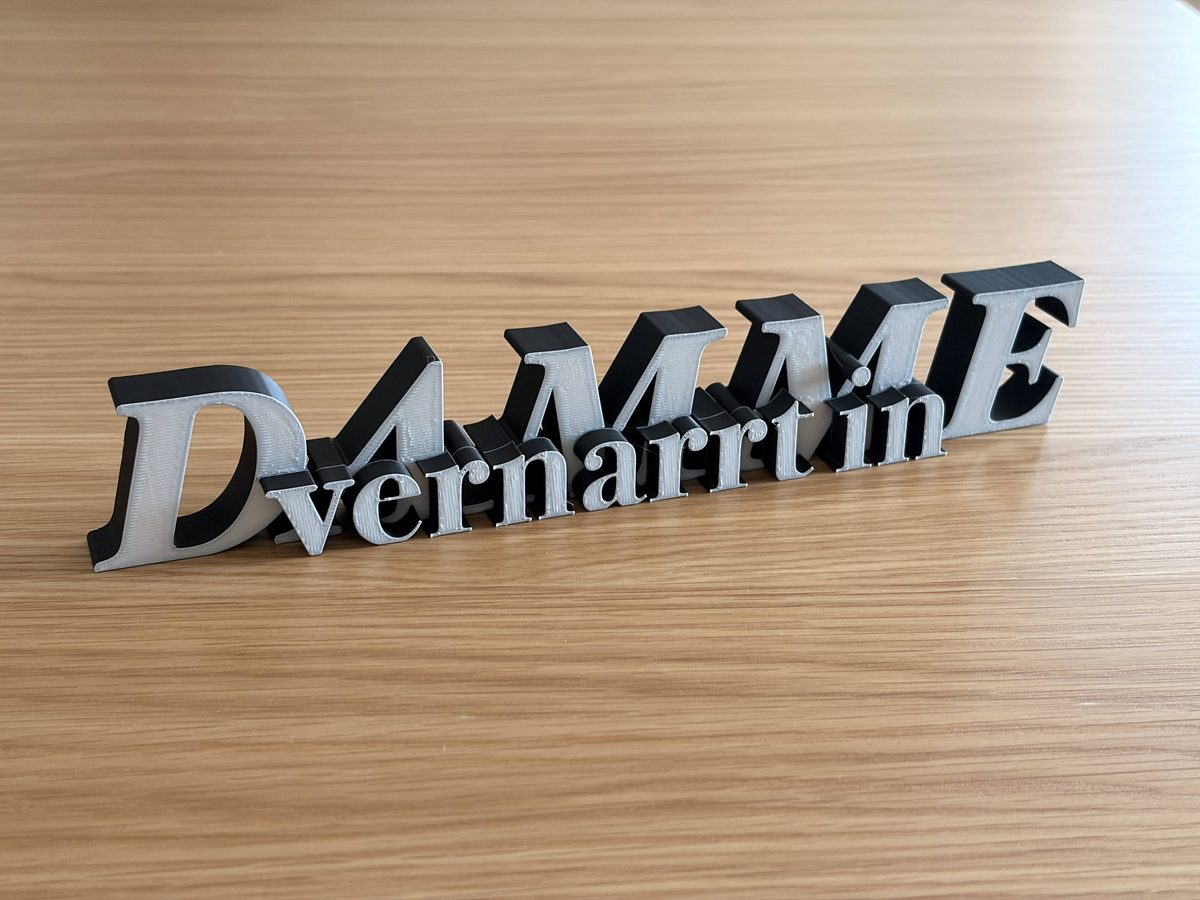 Der „Vernarrt in Damme“-Aufsteller in Silber und Schwarz