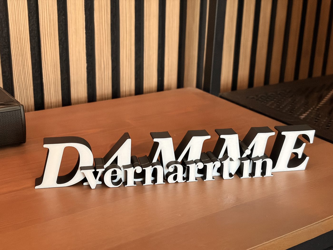 Der „Vernarrt in Damme“-Aufsteller in Schwarz-Weiß