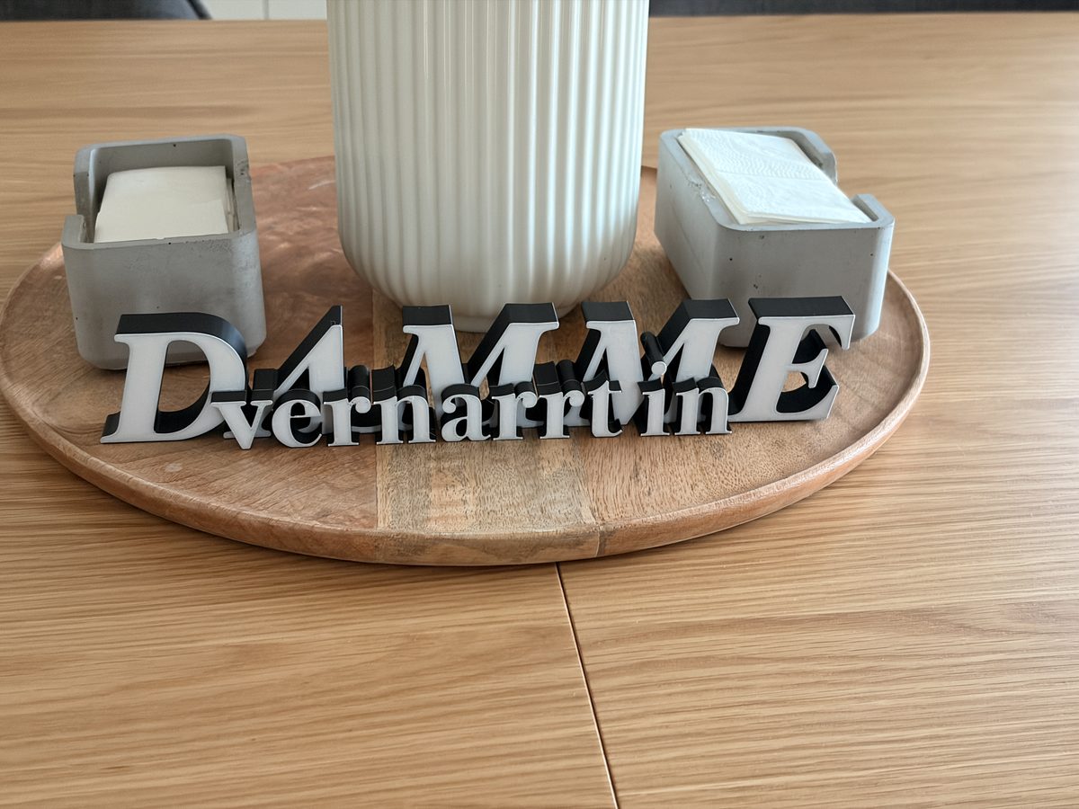 Der „Vernarrt in Damme“-Aufsteller als Tisch-Deko auf einem Holztablett
