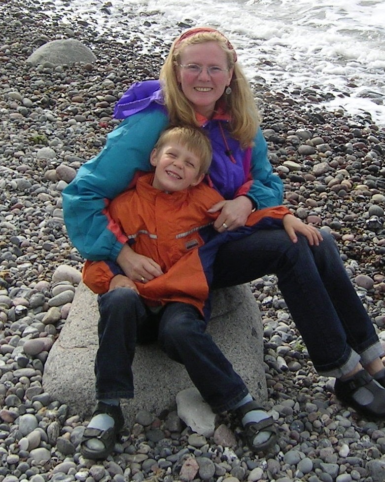 David als Kind mit seiner Mutter am Meer