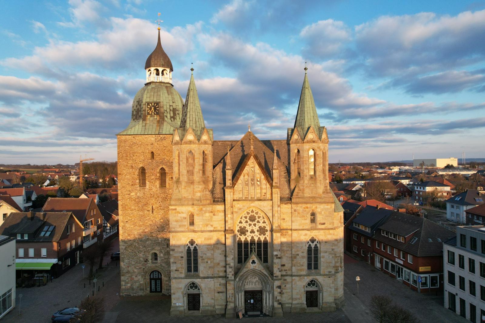 Luftaufnahme der St.-Viktor-Kirche im Herzen von Damme