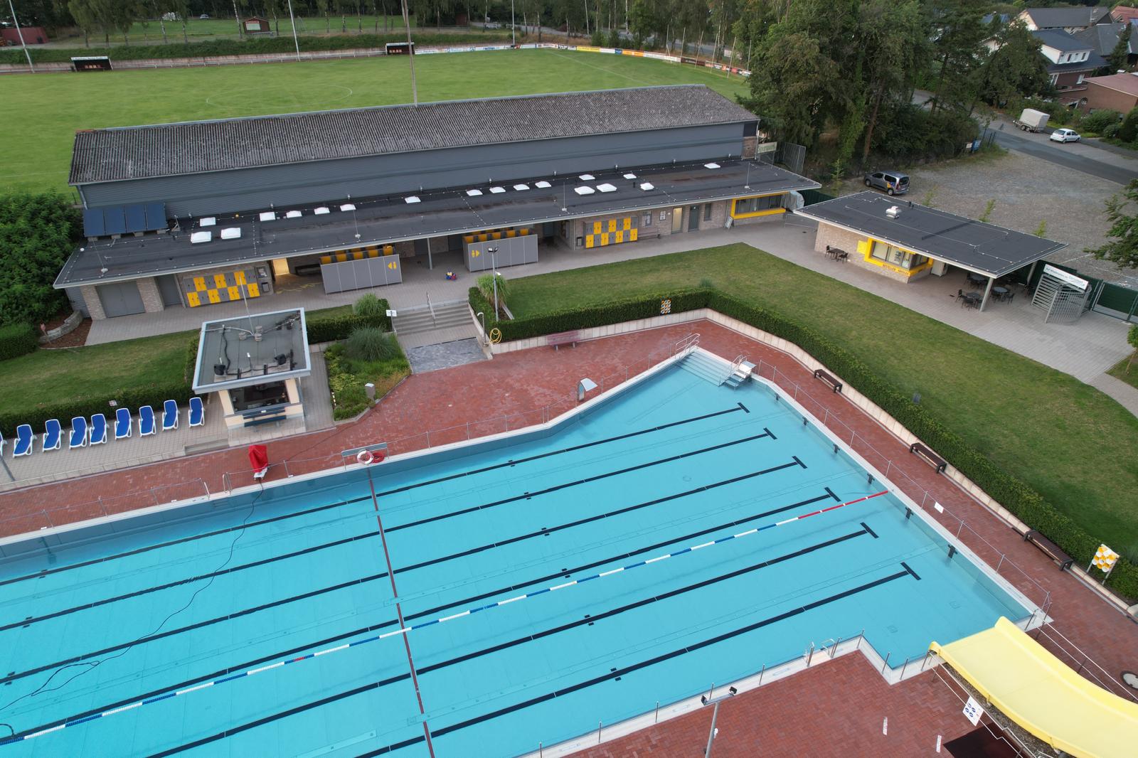 Luftaufnahme des Dammer Dersabads mit Sportplatz