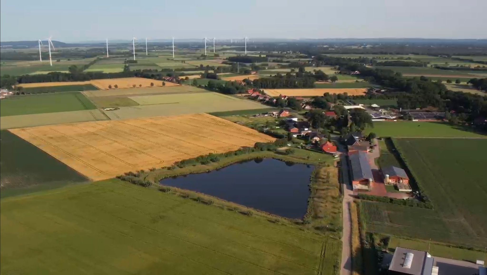 Luftaufnahme der Bauernschaft Südfelde mit Feldern und Windrädern